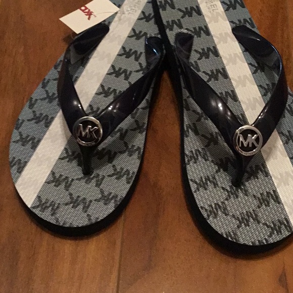 🎉🥳 HP 🥳🎉MICHAEL KORS MK STRIPED PVC FLIP FLOPS - Picture 2 of 5